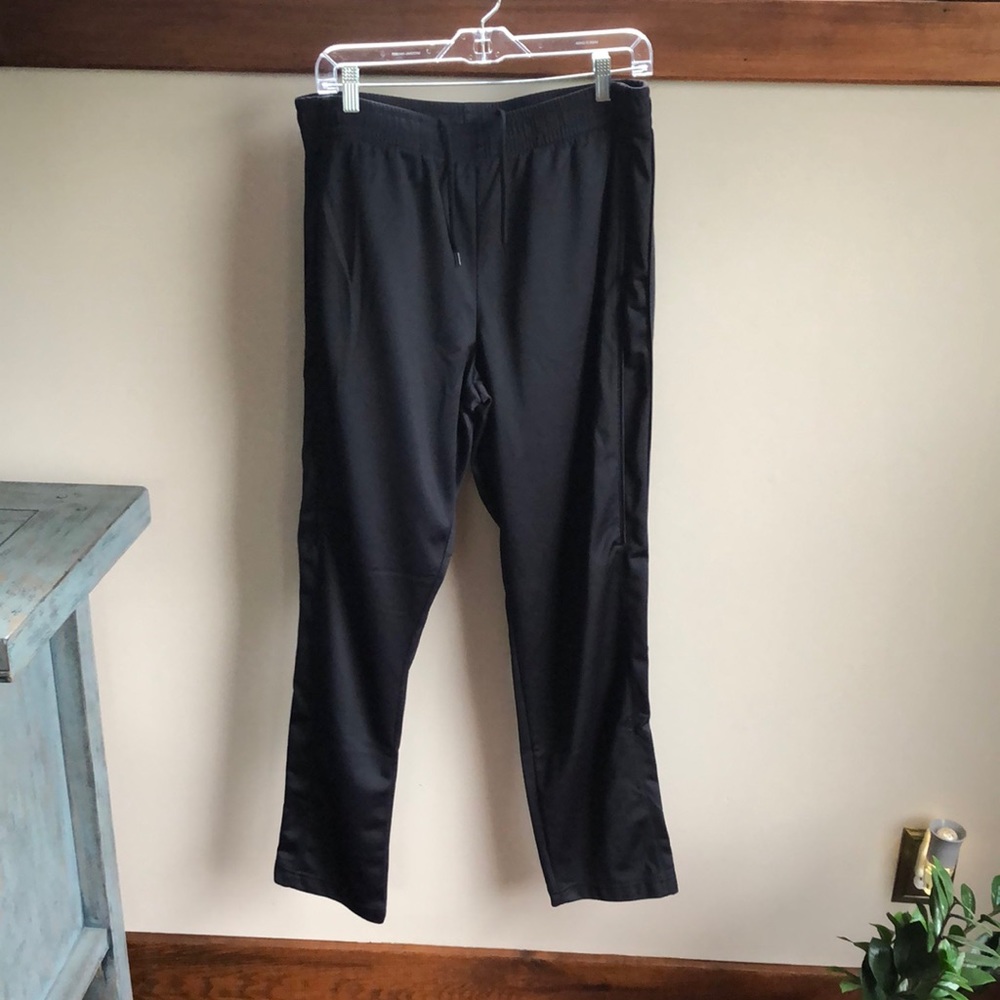 Men’s open bottom tricot pant.